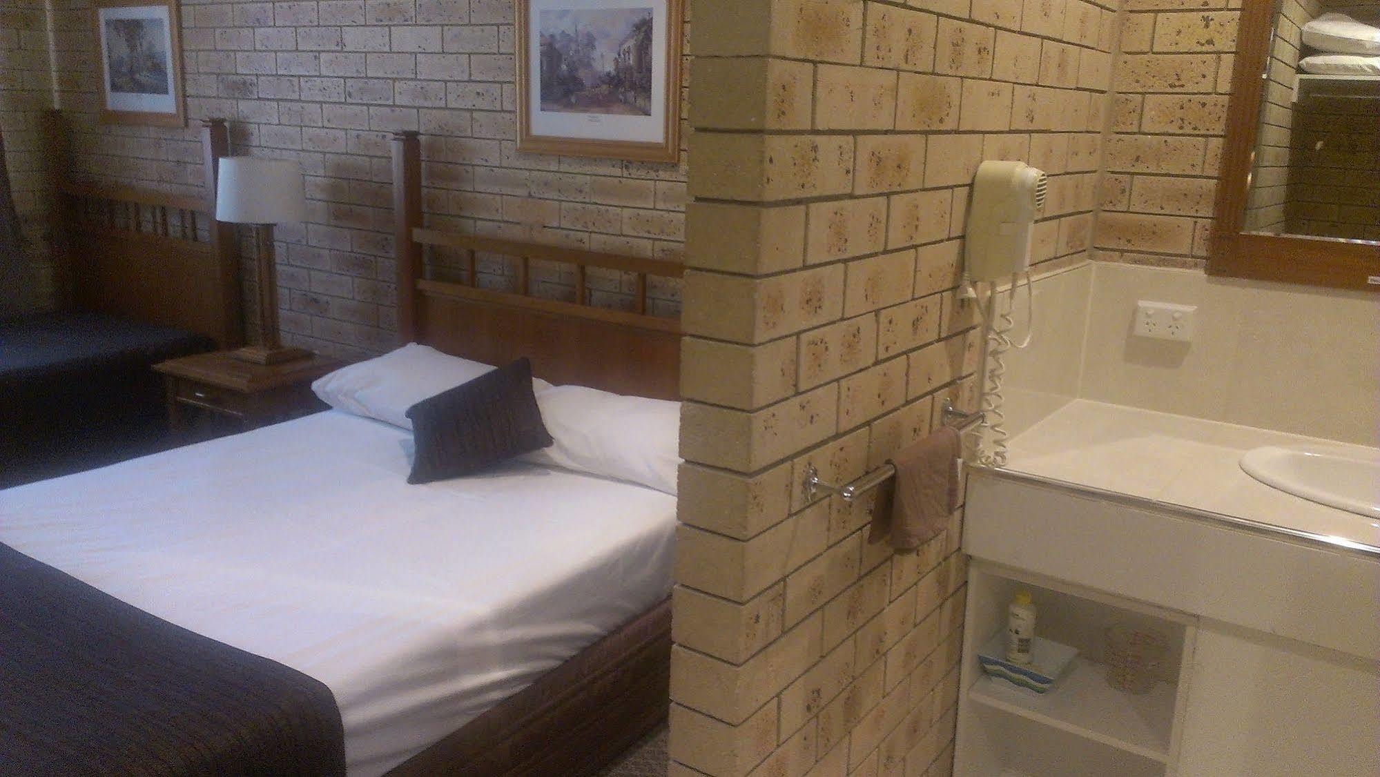 Airport Motel 3*